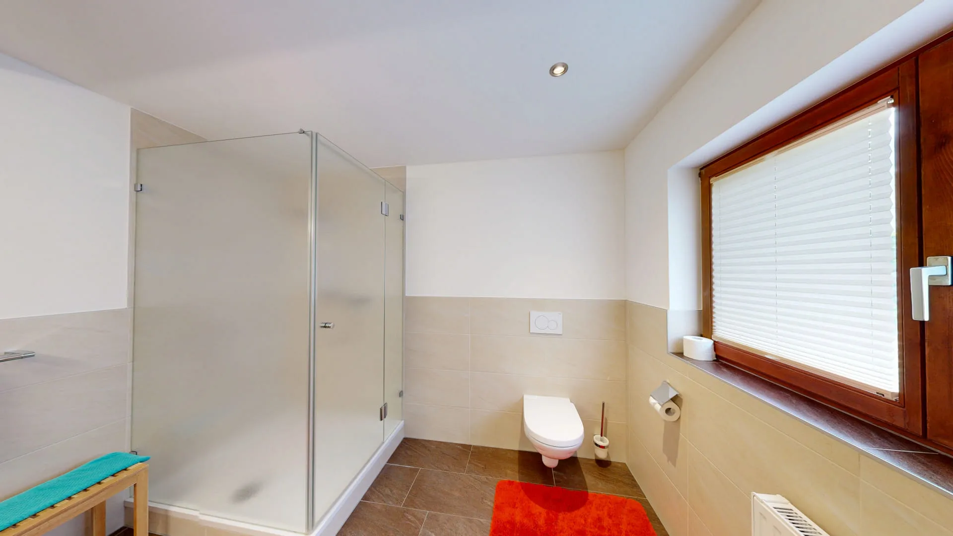 Moderne Badgestaltung mit Dusche, WC und Fenster.
